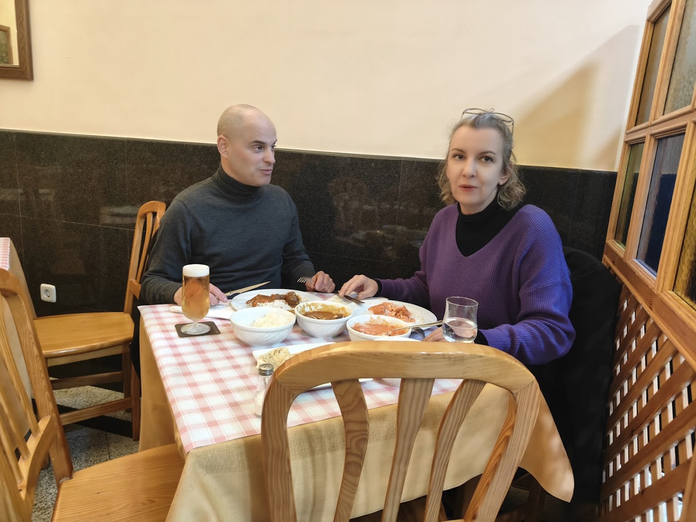Clientes comiendo en el restaurante